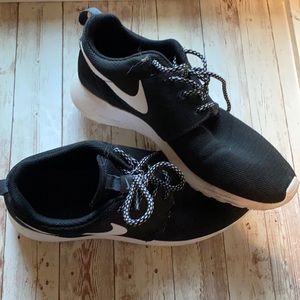 Black Nike shoes Women size 9